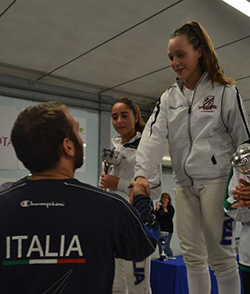 Camilla Rossi premiata dall'olimpionico Simone Vanni