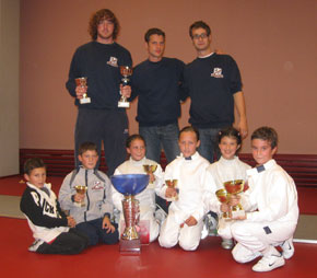 La squadra del Circolo Schermistico Aretino con il maestro Alessandro Nespoli
